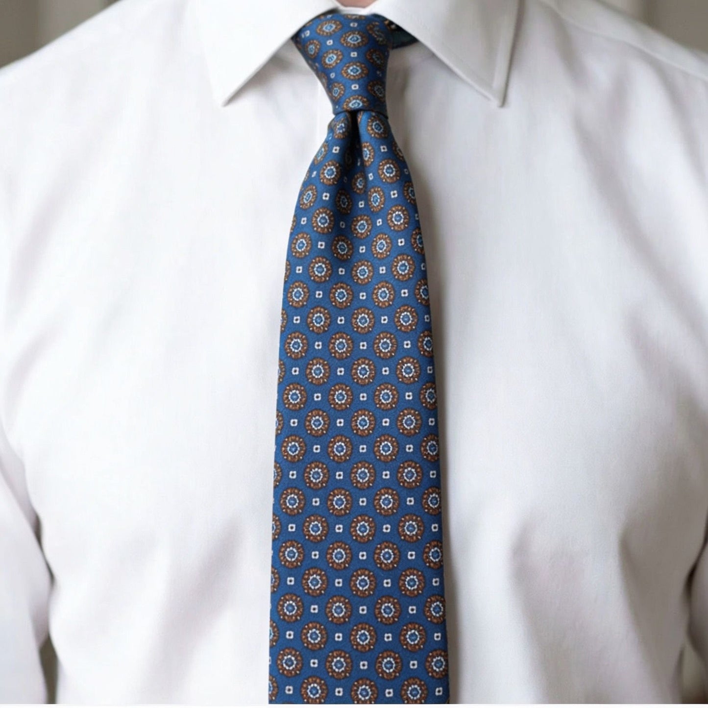 Corbata azul marino imperial
