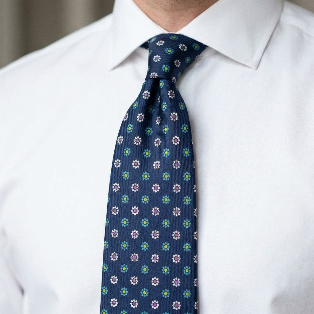 Corbata azul marino flores