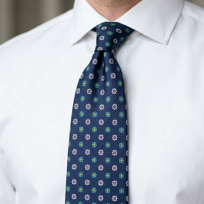 Corbata azul marino flores