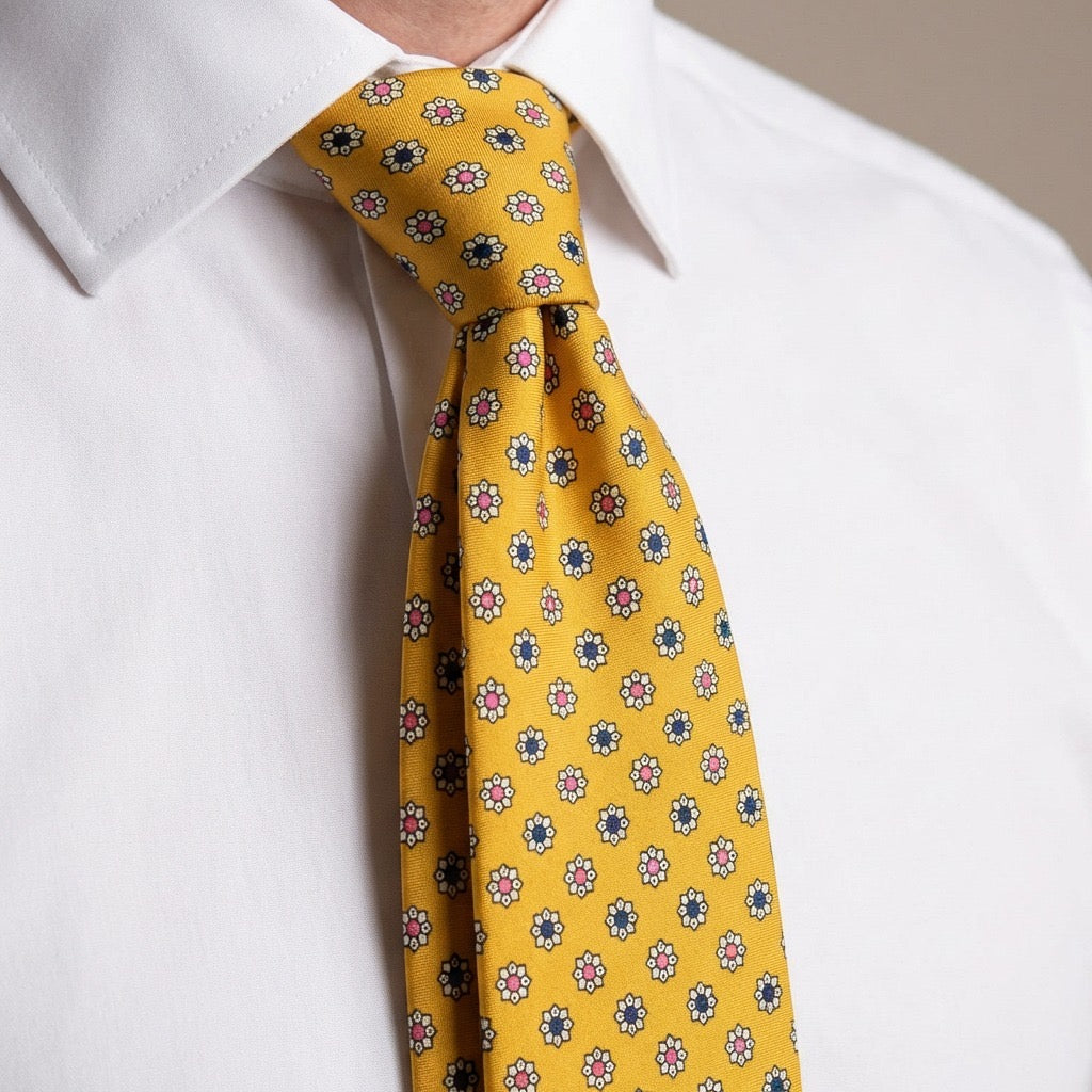 Corbata amarilla flores